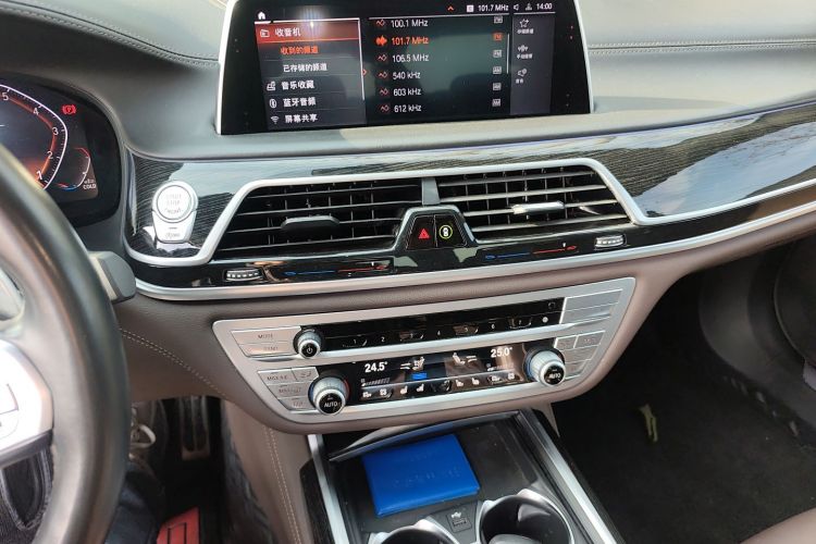 宝马7系 2019款 改款 740Li 领先型 M运动套装中控内饰16