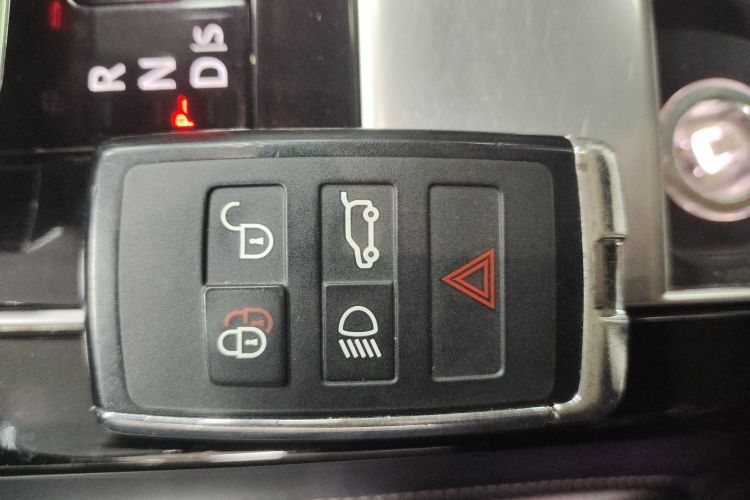 路虎 揽胜星脉 2022款 250PS 熠金珍藏版中控内饰11