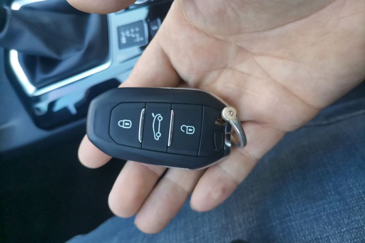 标致408 2022款 1.6T 进取版中控内饰11