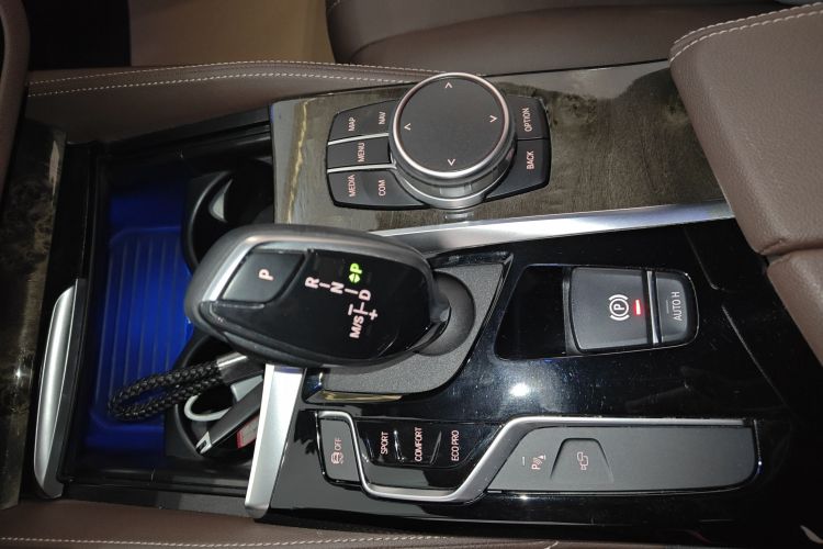 宝马5系 2019款 改款 525Li M运动套装中控内饰18