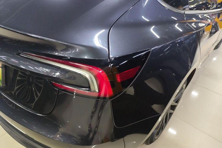 特斯拉 Model 3 2023款 长续航全轮驱动版车身外观9