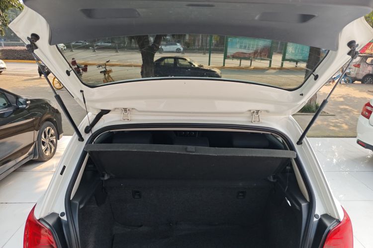 大众 Polo 2014款 1.4L 手动风尚版机舱底盘23