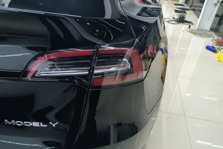 特斯拉 Model Y 2022款 改款 长续航全轮驱动版车身外观9