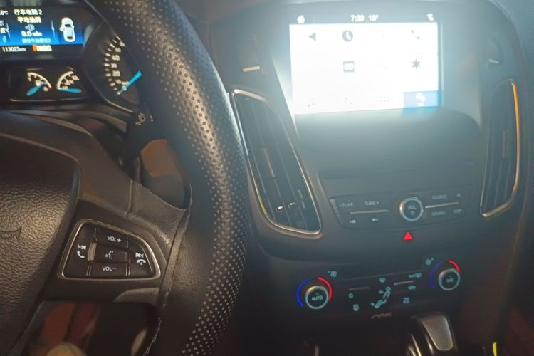 福特 福克斯 2017款 三厢 EcoBoost 180 自动精英型中控内饰16