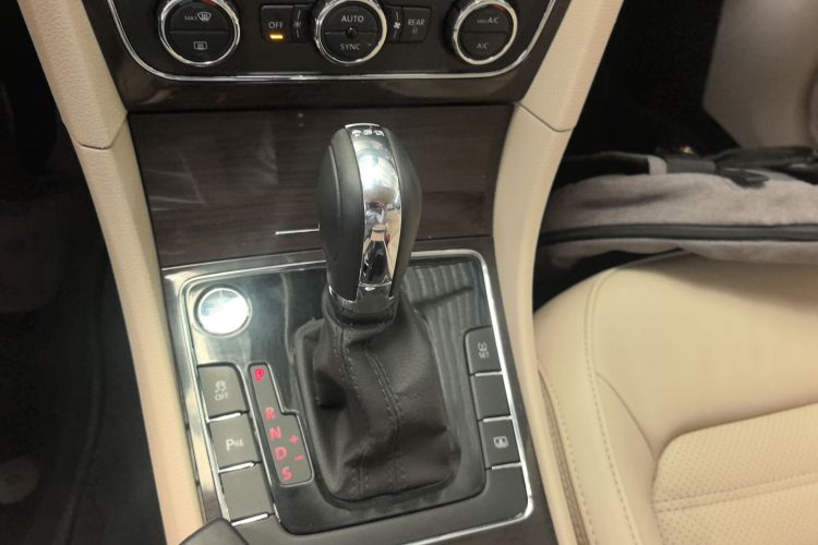 大众 帕萨特 2014款 2.0TSI DSG御尊导航版中控内饰18