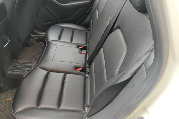 奔驰B级 2019款 B 200 动感型中控内饰21