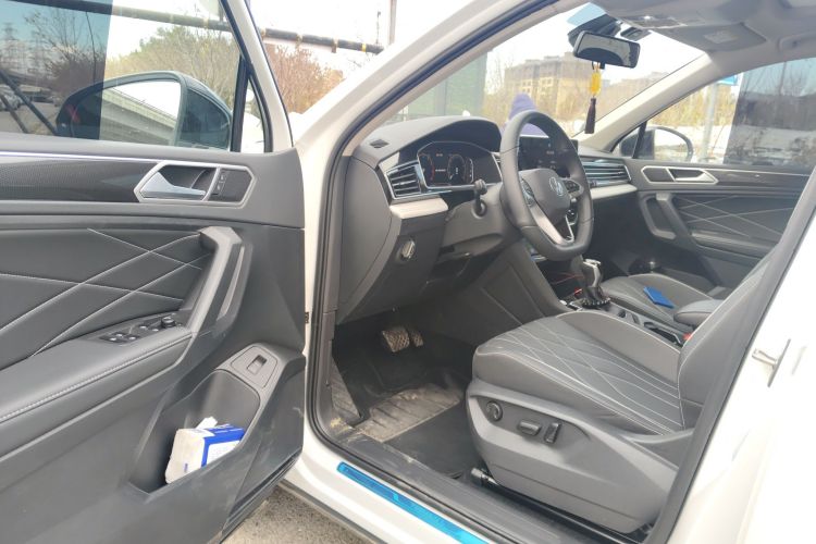 大众 途观L 2025款 出众款 300TSI 自动两驱龙腾版中控内饰20