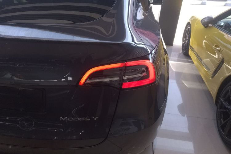 特斯拉 Model Y 2021款 长续航全轮驱动版车身外观9