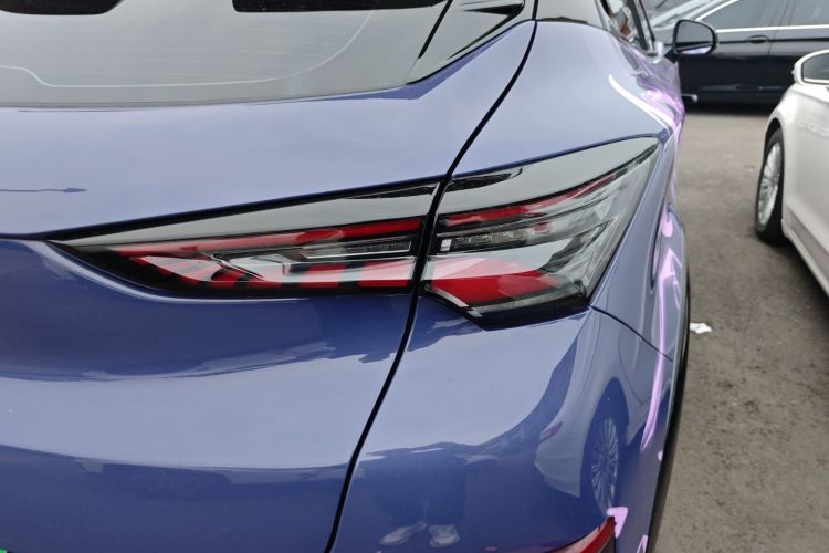 长安UNI-T 2022款 1.5T 运动版 尊贵型车身外观9