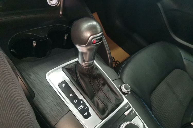 奥迪A3 2018款 30周年年型 Limousine 35 TFSI 时尚型中控内饰18