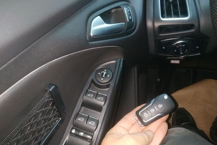 福特 福克斯 2017款 三厢 EcoBoost 180 自动精英型中控内饰7001