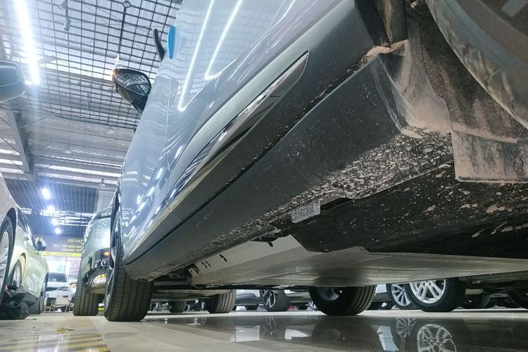 哪吒汽车 哪吒L 2024款 增程 310 闪充红衣版机舱底盘30