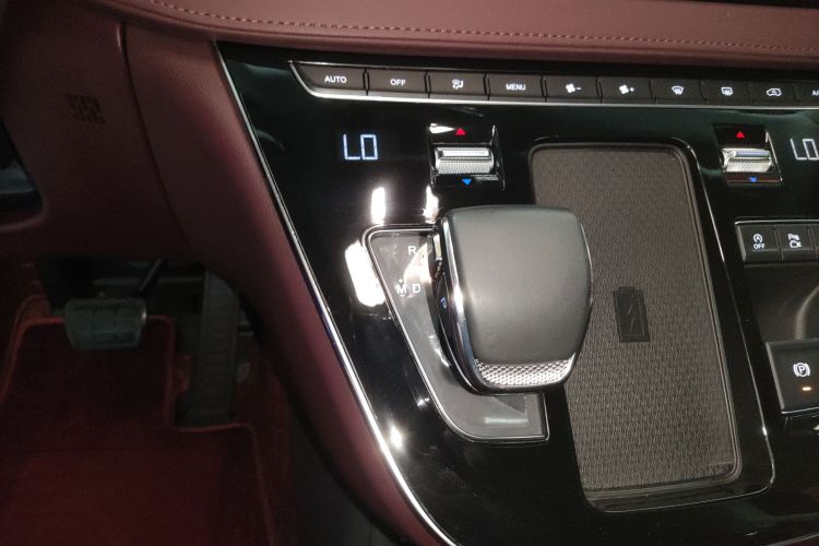 红旗HQ9 2023款 2.0T 智联旗畅版中控内饰18