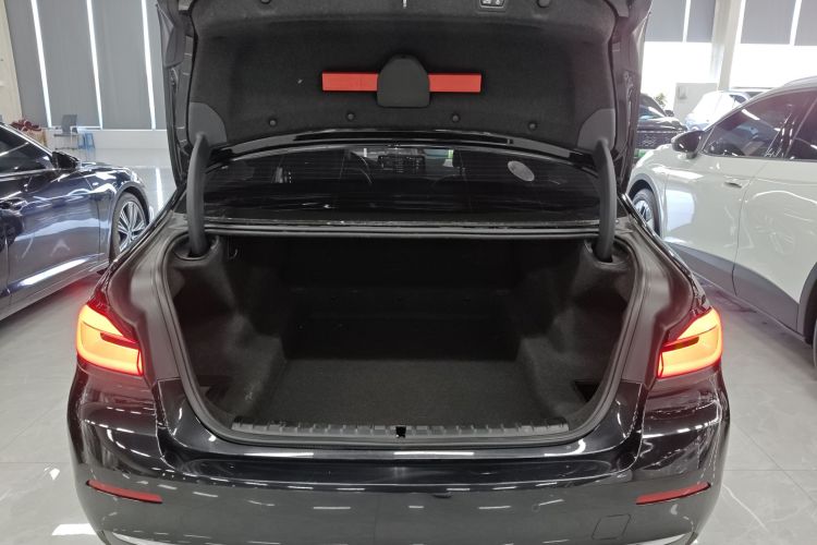 宝马5系 2021款 530Li xDrive 豪华套装机舱底盘23