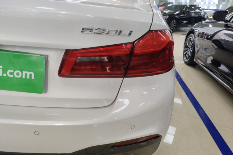 宝马5系 2020款 530Li 尊享型 M运动套装车身外观9