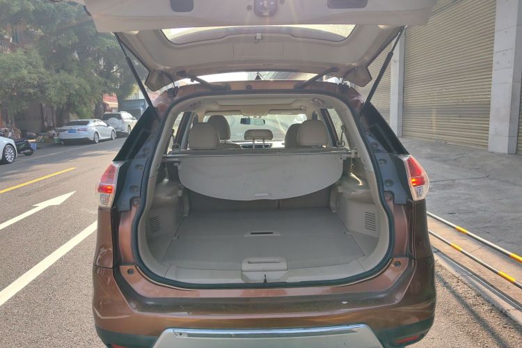 日产 奇骏 2015款 2.0L CVT舒适MAX版 2WD机舱底盘23