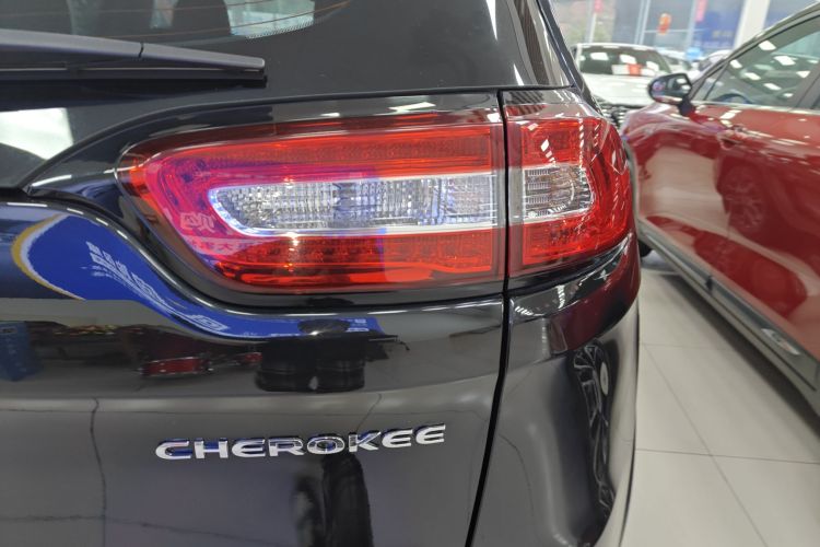 Jeep 自由光 2020款 2.0L 两驱经典运动版车身外观9