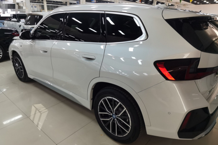 宝马iX1 2023款 eDrive25L M运动套装车身外观4