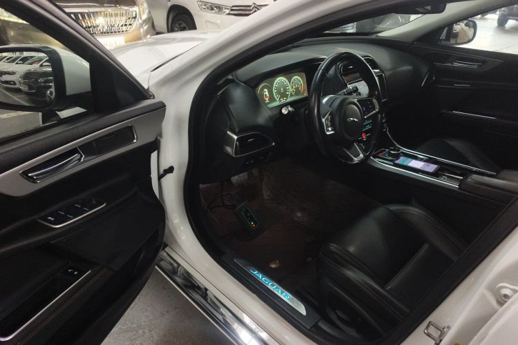 捷豹XEL 2019款 2.0T 200PS 尊享版中控内饰7003