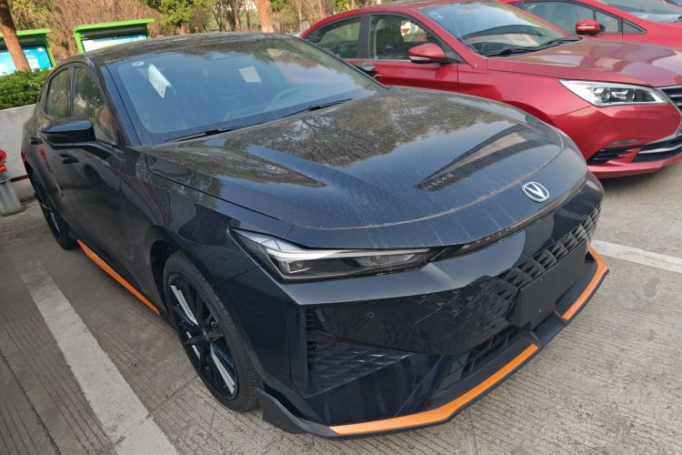 长安UNI-V 2025款 1.5T 500Bar尊贵运动型车身外观3