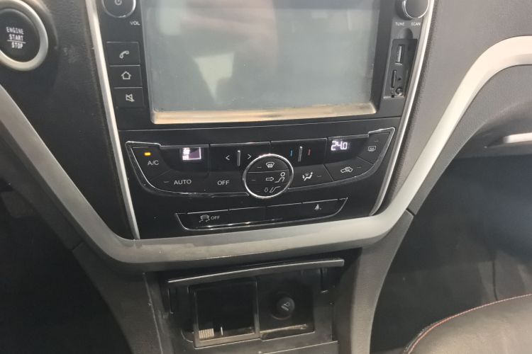 吉利汽车 帝豪 2015款 三厢 1.5L 手动向上版中控内饰16