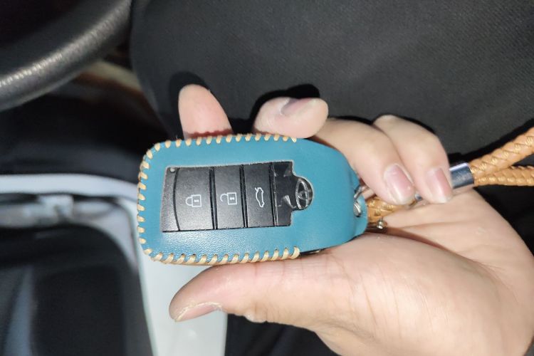 丰田 亚洲狮 2023款 2.0L 精英版中控内饰11