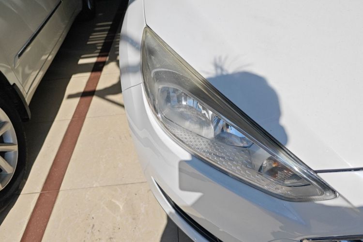 福特 福克斯 2015款 三厢 1.6L 自动舒适型车身外观8