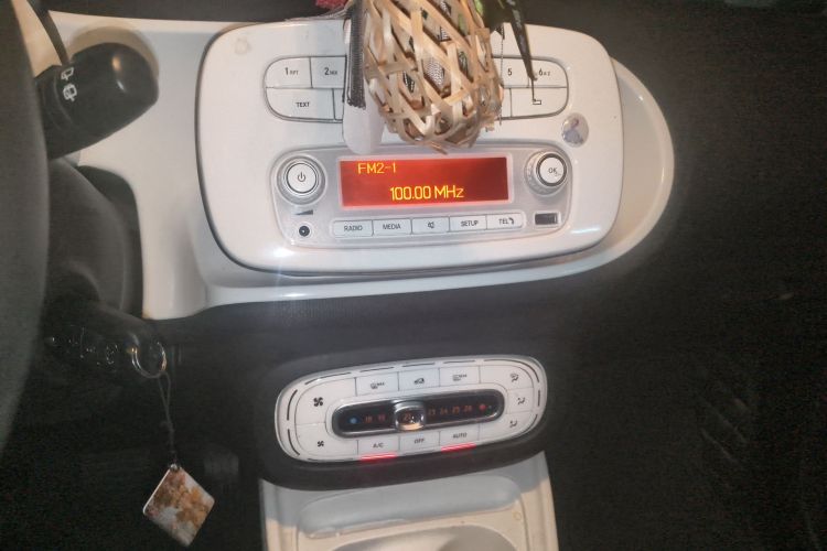 smart fortwo 2015款 1.0L 52千瓦硬顶激情版中控内饰16