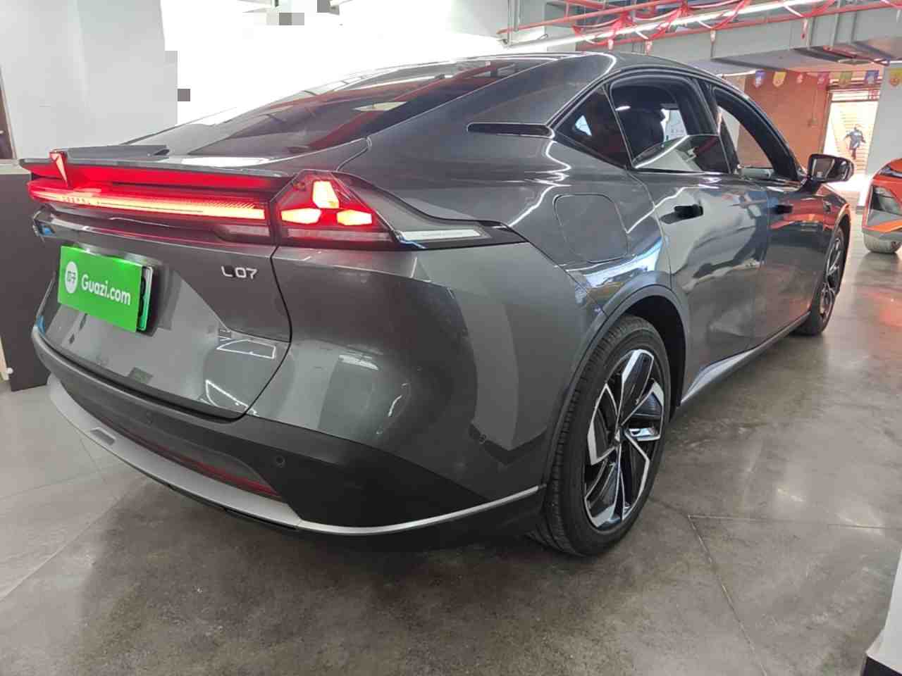 车辆右后45度外观展示