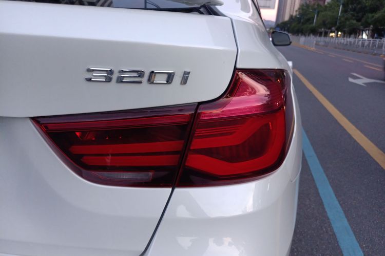 宝马3系GT 2019款 320i M运动套装车身外观9