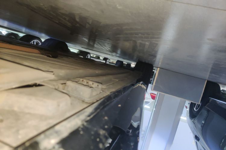 奔驰E级新能源 2022款 E 350 e L 插电式混合动力轿车局部细节9001