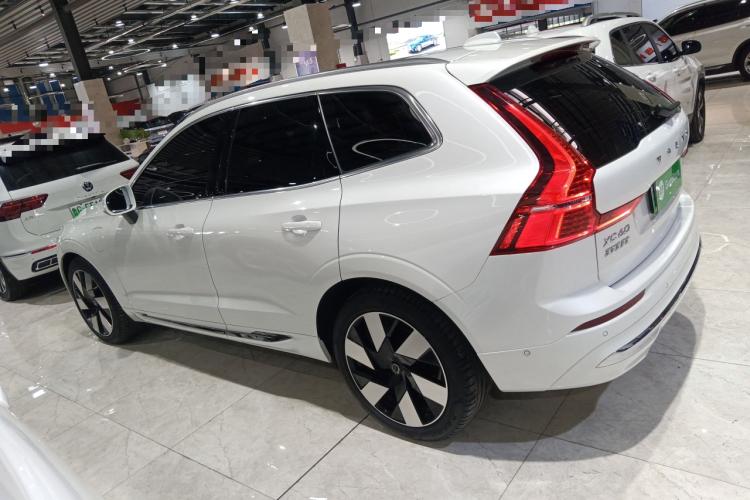 沃尔沃XC60新能源 2024款 T8 插电混动 长续航四驱智雅豪华版车身外观4