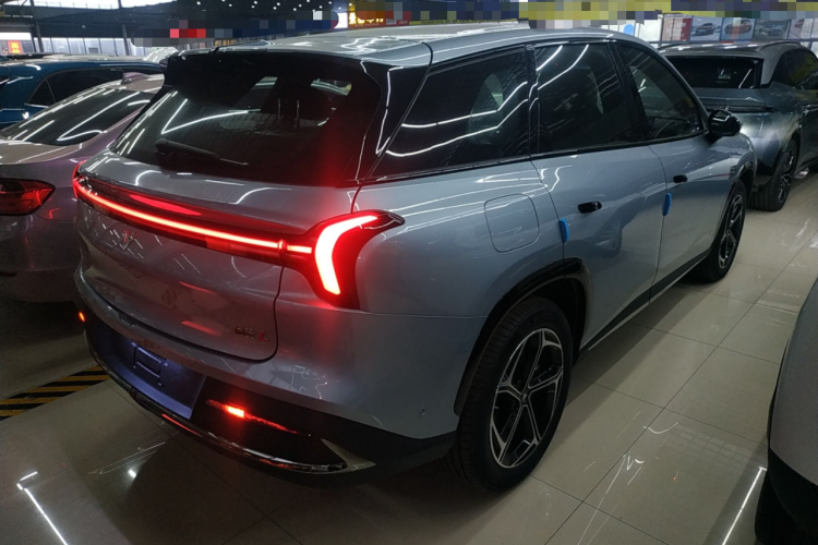 哪吒汽车 哪吒L 2024款 增程 310 闪充红衣版车身外观6