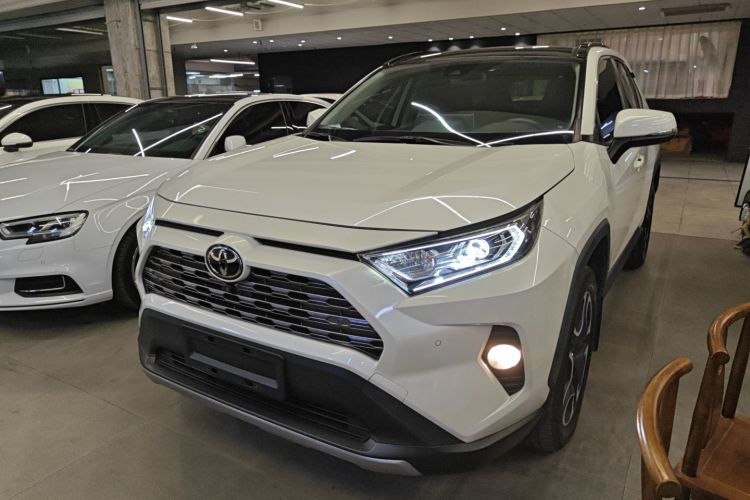 丰田 RAV4荣放 2020款 2.0L CVT四驱尊贵版车身外观1