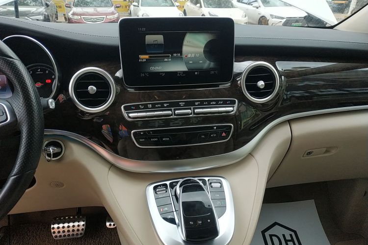 奔驰V级 2016款 V 260 L 尊贵加长版中控内饰16