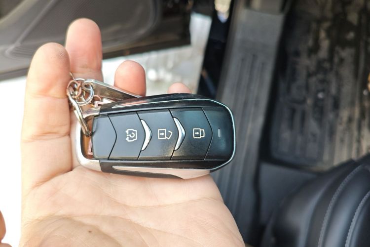 蓝电E5 2023款 1.5L DE-i 100KM畅享型 7座中控内饰7001