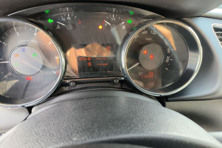 标致3008 2015款 2.0L 自动潮流版中控内饰14