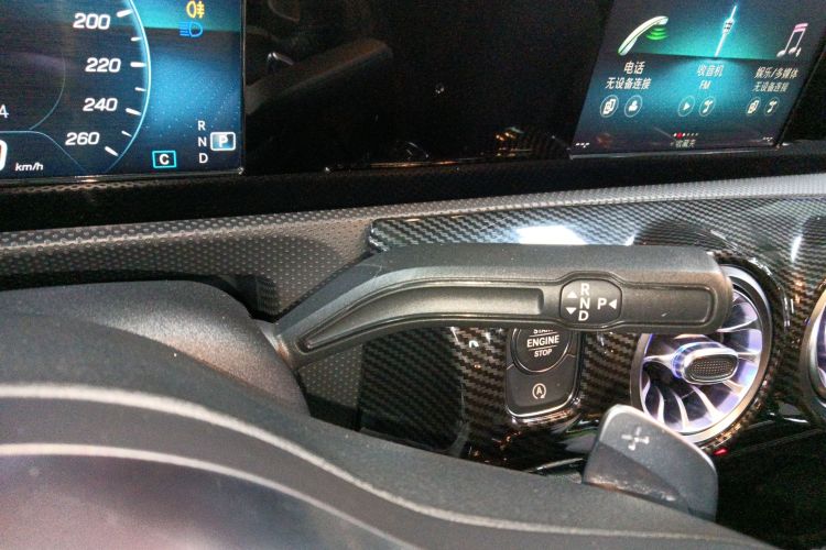 奔驰A级 2019款 改款 A 180 L 运动轿车中控内饰18