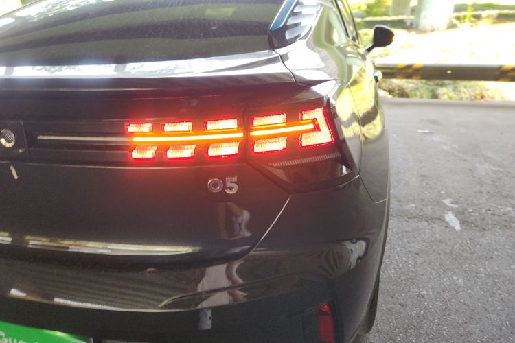 领克05 2022款 2.0TD 两驱耀Halo车身外观9