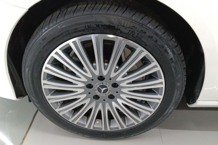 奔驰E级 2020款 E 300 L 豪华型车身外观35