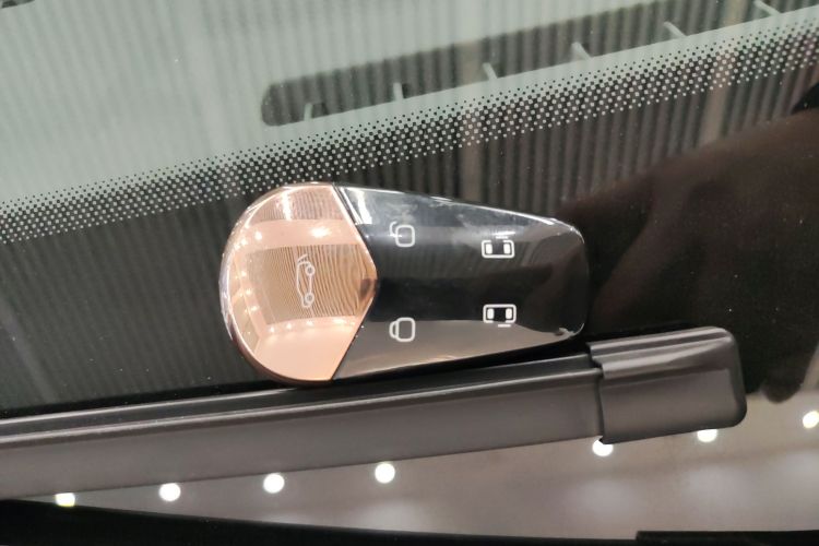 岚图汽车 岚图梦想家 2025款 PHEV 四驱尊贵鲲鹏版中控内饰7001