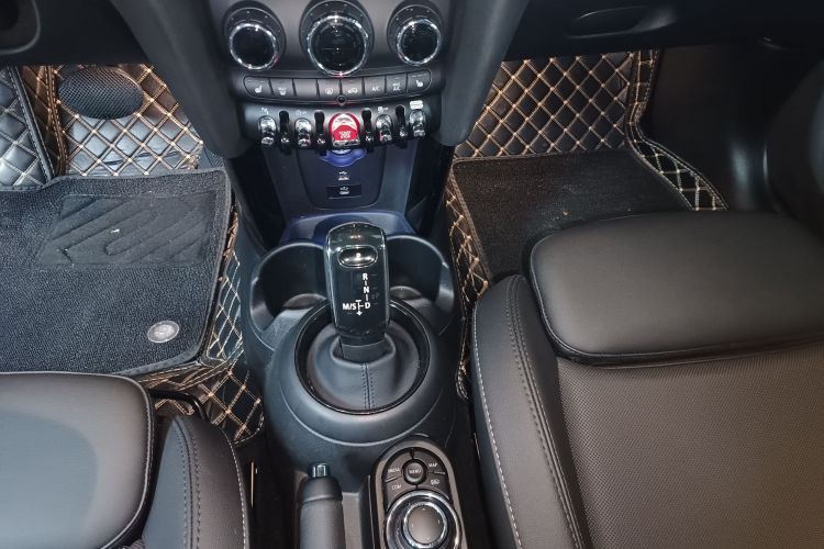 MINI 2023款 1.5T COOPER 艺术家 五门版中控内饰18