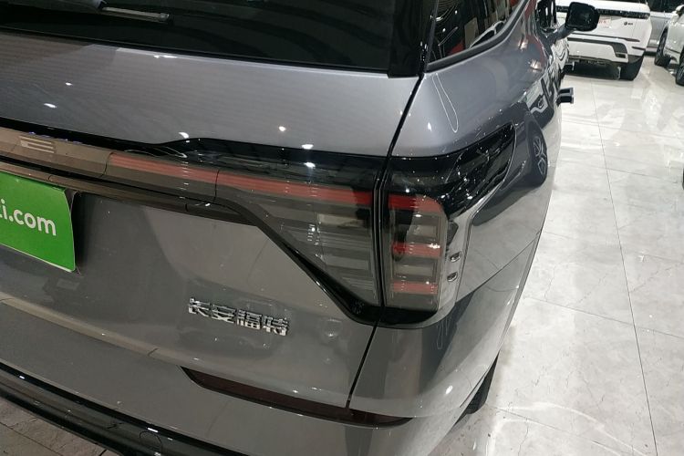 福特 2025款 锐界L 2.0T EcoBoost E混动四驱七座至尊型车身外观9