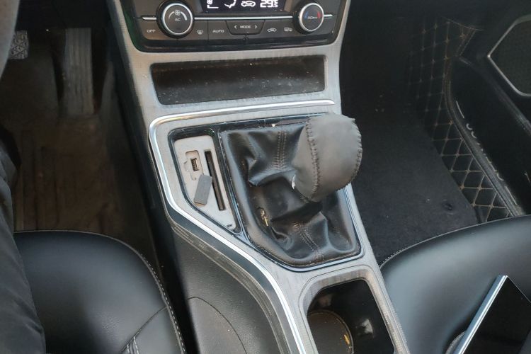 吉利汽车 帝豪GS 2018款 优雅版 1.8L 手动领尚型中控内饰18