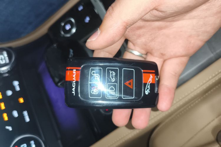 捷豹XFL 2022款 XFL 2.0T P250 两驱尊享豪华版中控内饰11