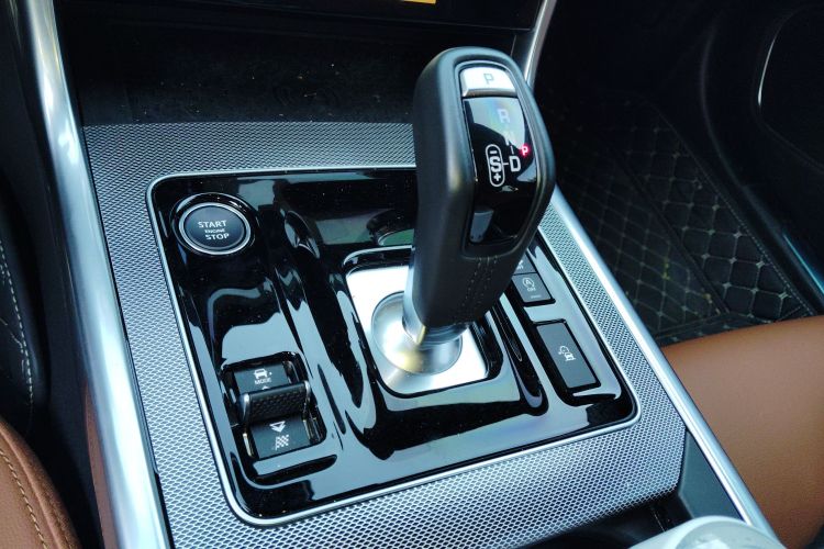 捷豹XEL 2025款 2.0T 250PS R-DYNAMIC 90周年典藏版中控内饰18