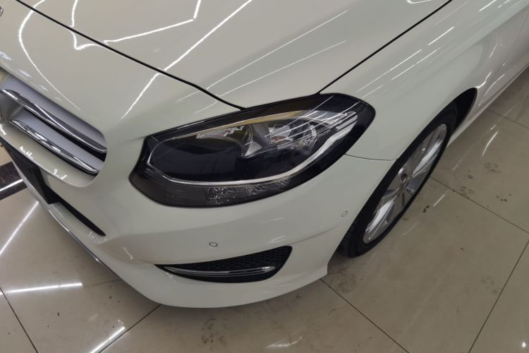 奔驰B级 2017款 B 200 动感型局部细节36