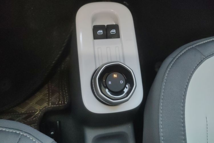 吉利银河 2025款 210km 熊猫卡丁中控内饰18