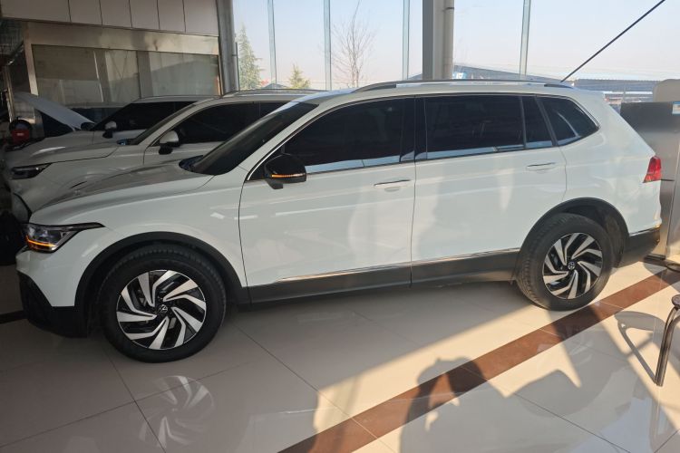 大众 途观L 2024款 300TSI 自动两驱智享版车身外观4