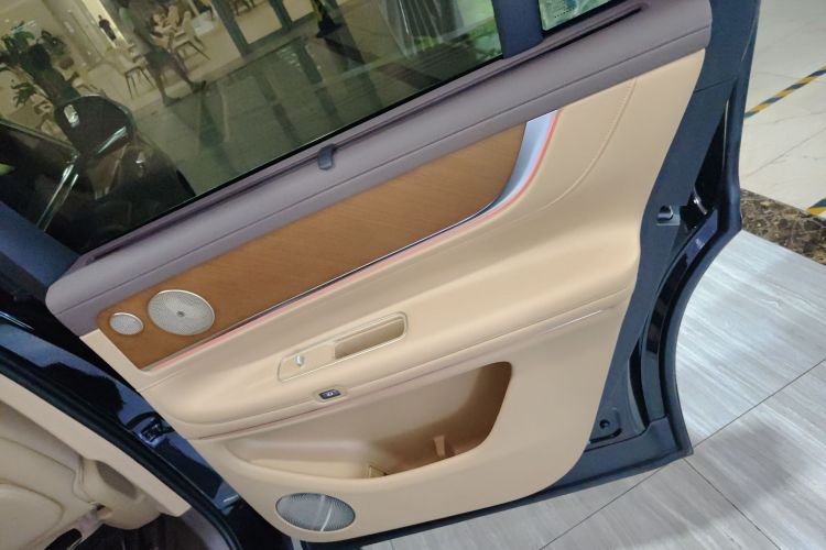 鸿蒙智行 问界M9 2024款 增程 Max版 42kWh 5座版中控内饰45